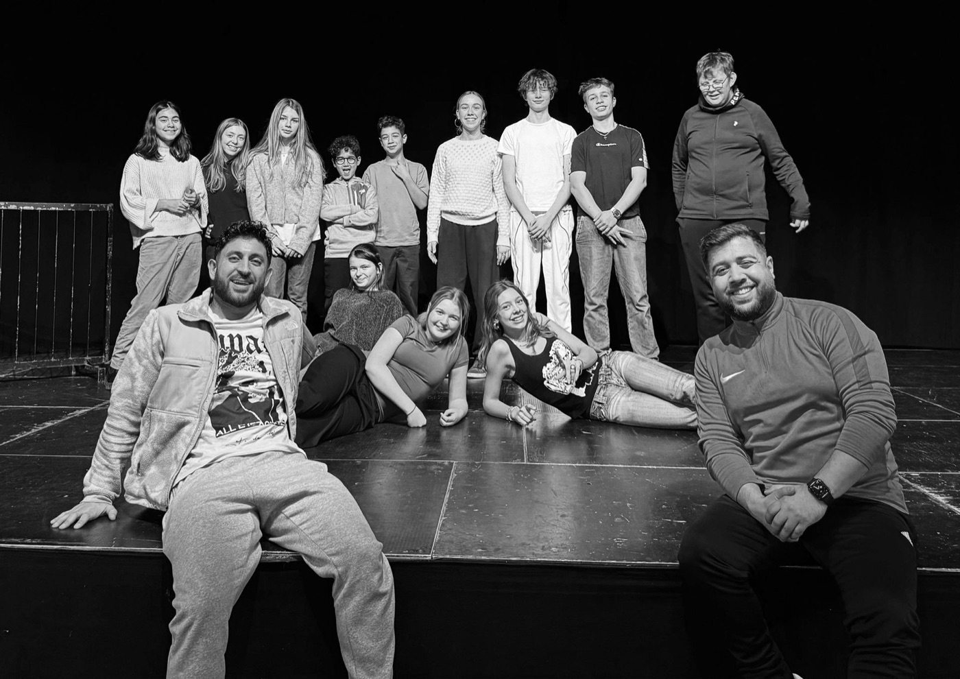 Wahid Sui med unge på scenen — workshop