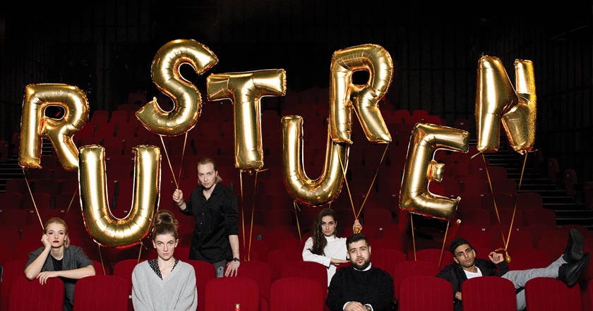 Rusturen — ensemblet i teatersalen